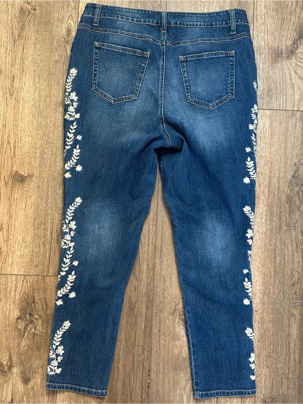 24/7 Women’s Embroidered Denim Jeans, Floral, Plus Size, Appliqué, Size 16W - Picture 6 of 13